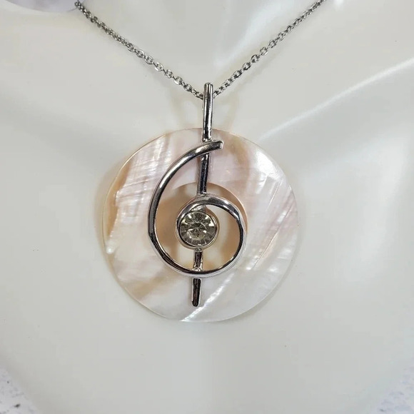 Delicate Mother of Pearl Shell Round Music Note with Cubic Zirconia Jeweled - Picture 4 of 12